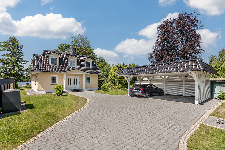 Vorplatz und Villa
