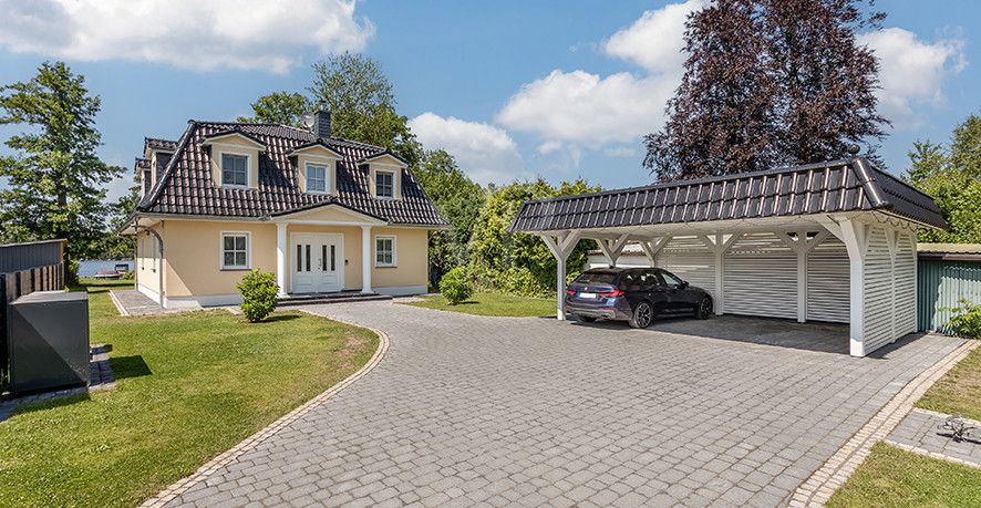 Vorplatz und Villa