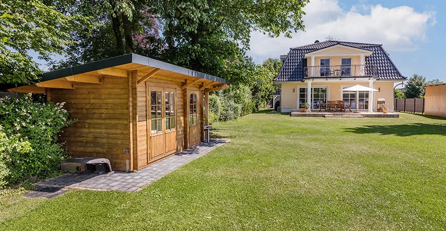 Blick vom Ufer des Schweriner Sees zur Villa