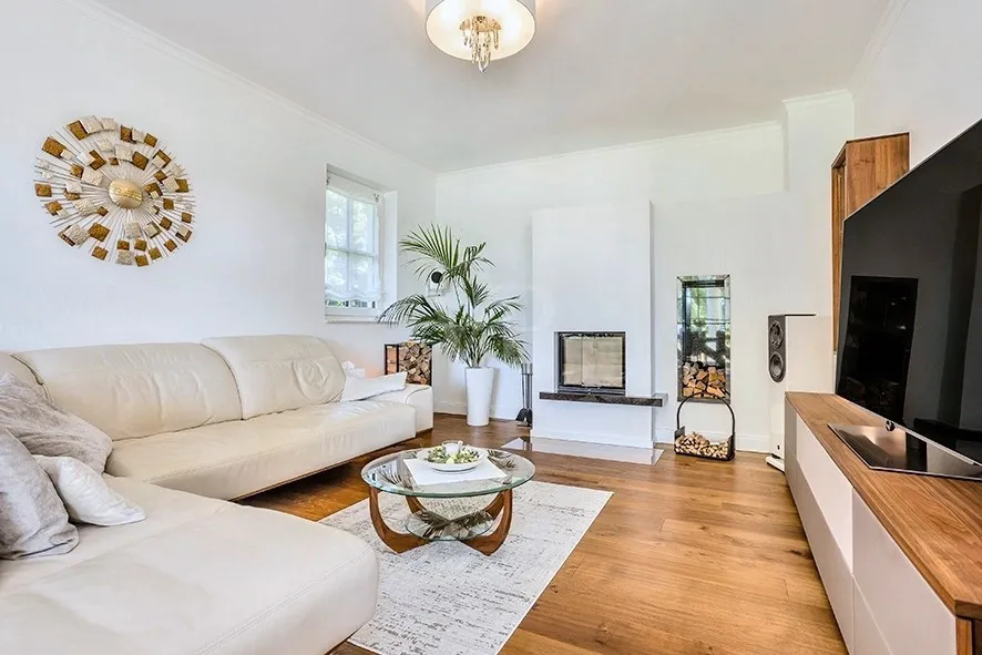 Entertainmentbereich und Kaminplatz