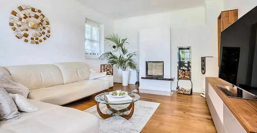 Entertainmentbereich und Kaminplatz