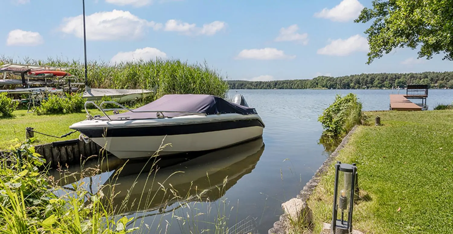 Einzigartige Seeliegenschaft mit Bootshafen
