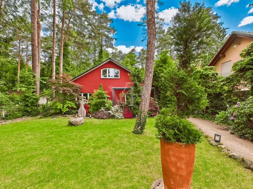 Hausansicht mit Vorgarten