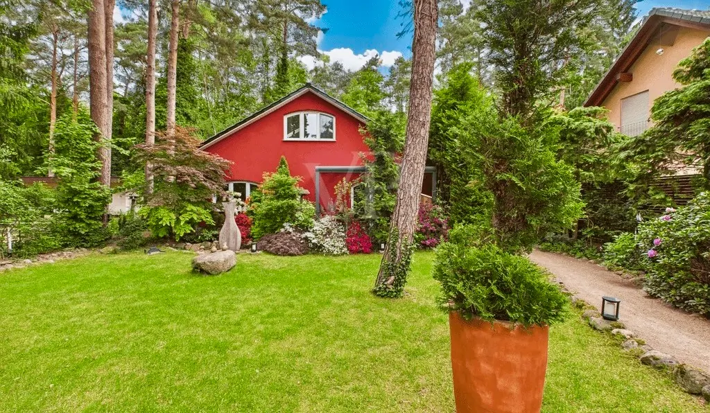 Hausansicht mit Vorgarten