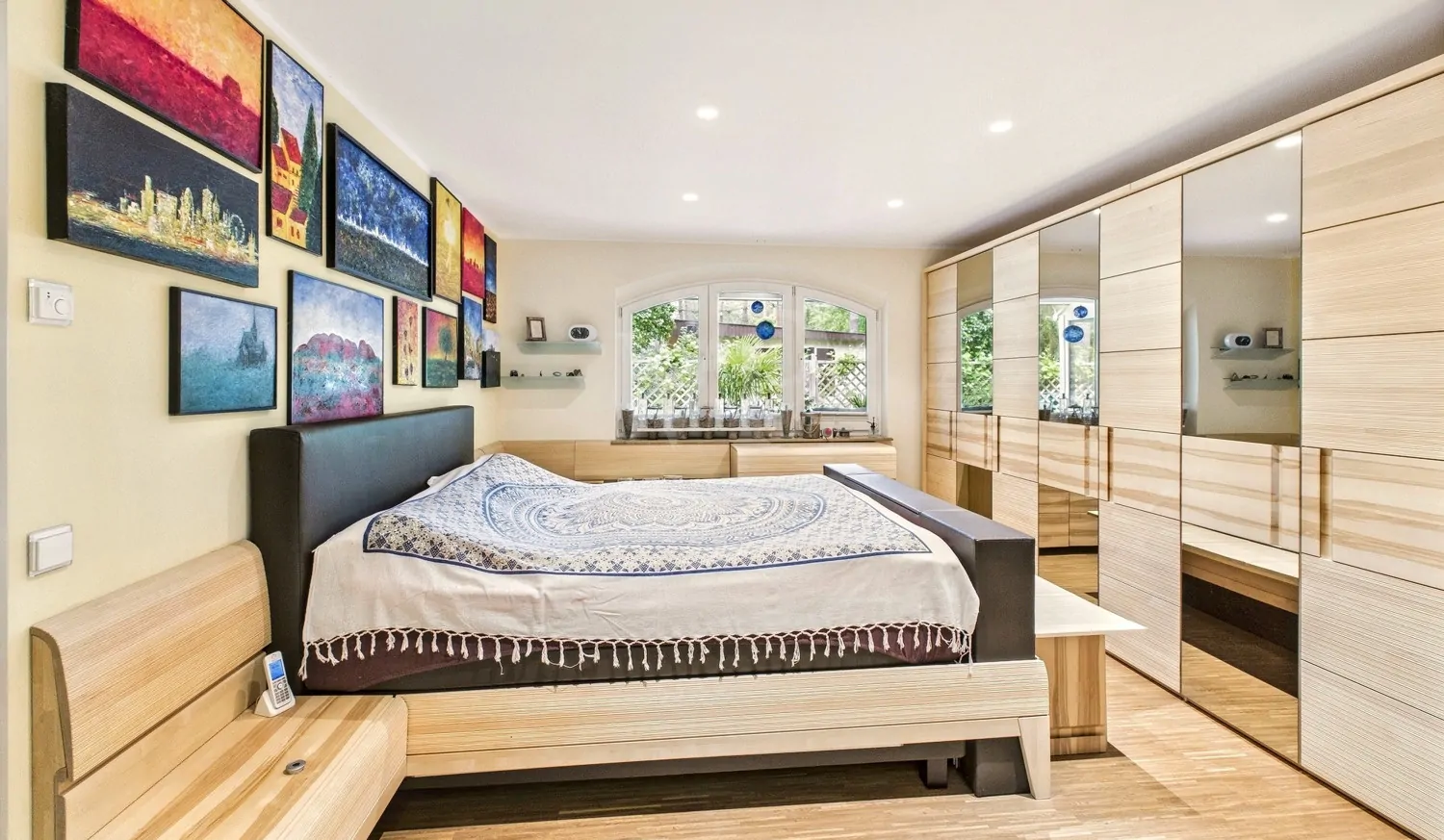 Schlafzimmer mit anliegendem Masterbad