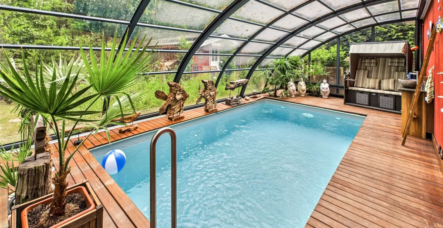 Überdachter Pool