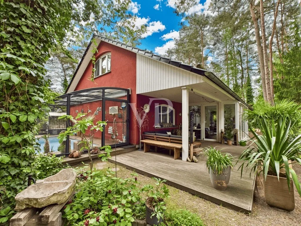 Hausrückansicht mit überdachtem Pool und überdachter Terrasse