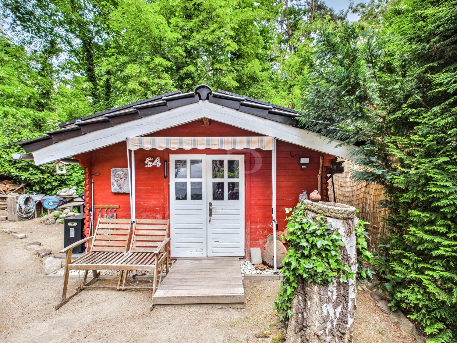 Gartenhaus mit Solaranlage und Wärmepumpe für Poolheizung