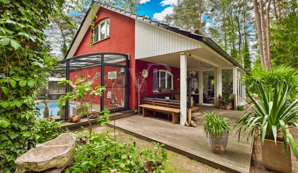 Hausrückansicht mit überdachtem Pool und überdachter Terrasse