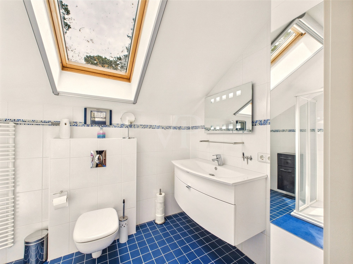Badezimmer mit Dusche im DG