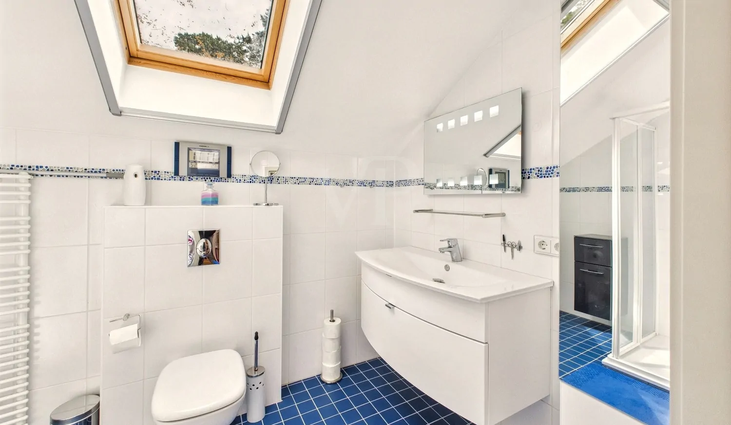 Badezimmer mit Dusche im DG