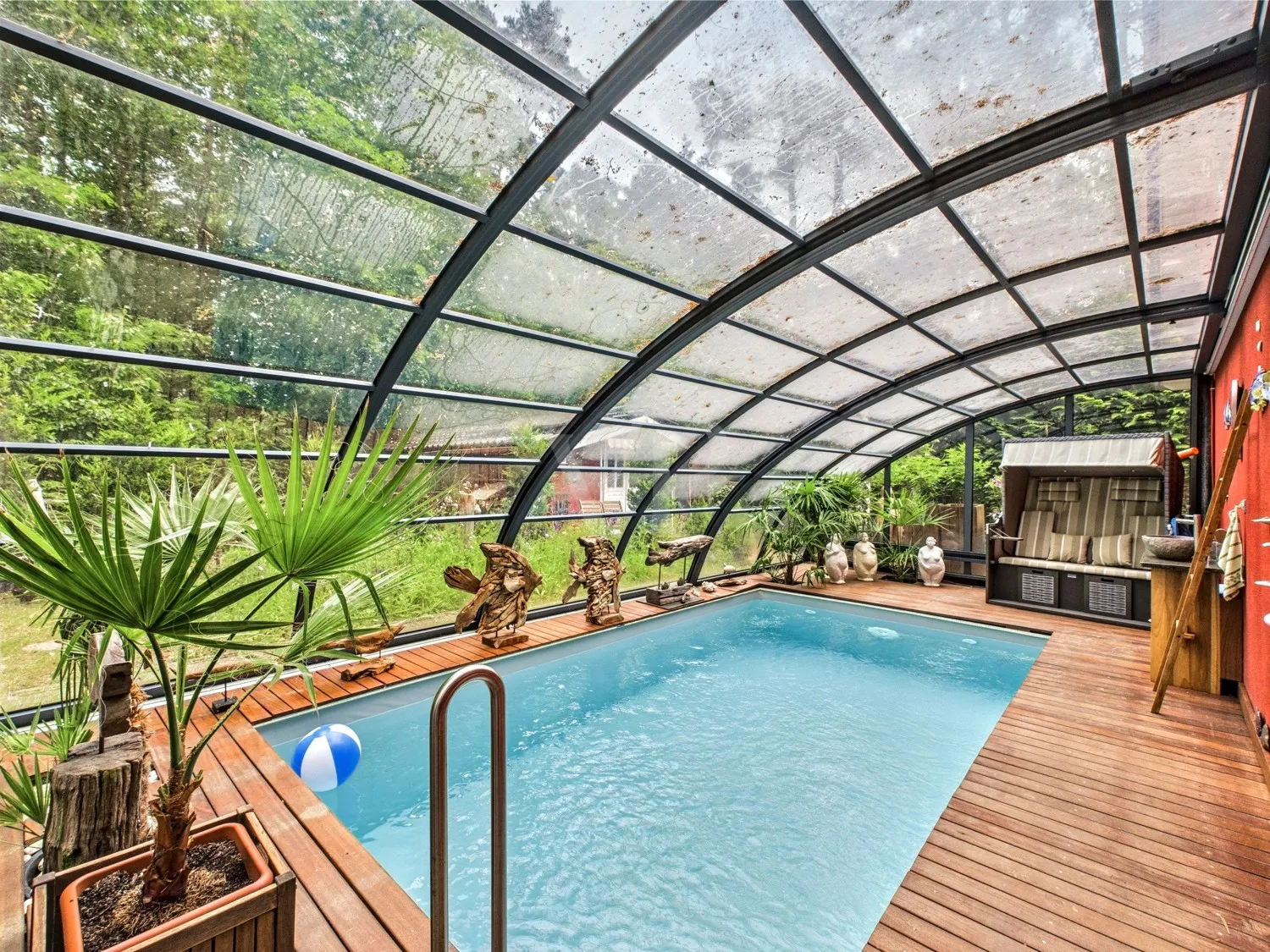 Überdachter und beheizter Pool mit Gegenstromanlage