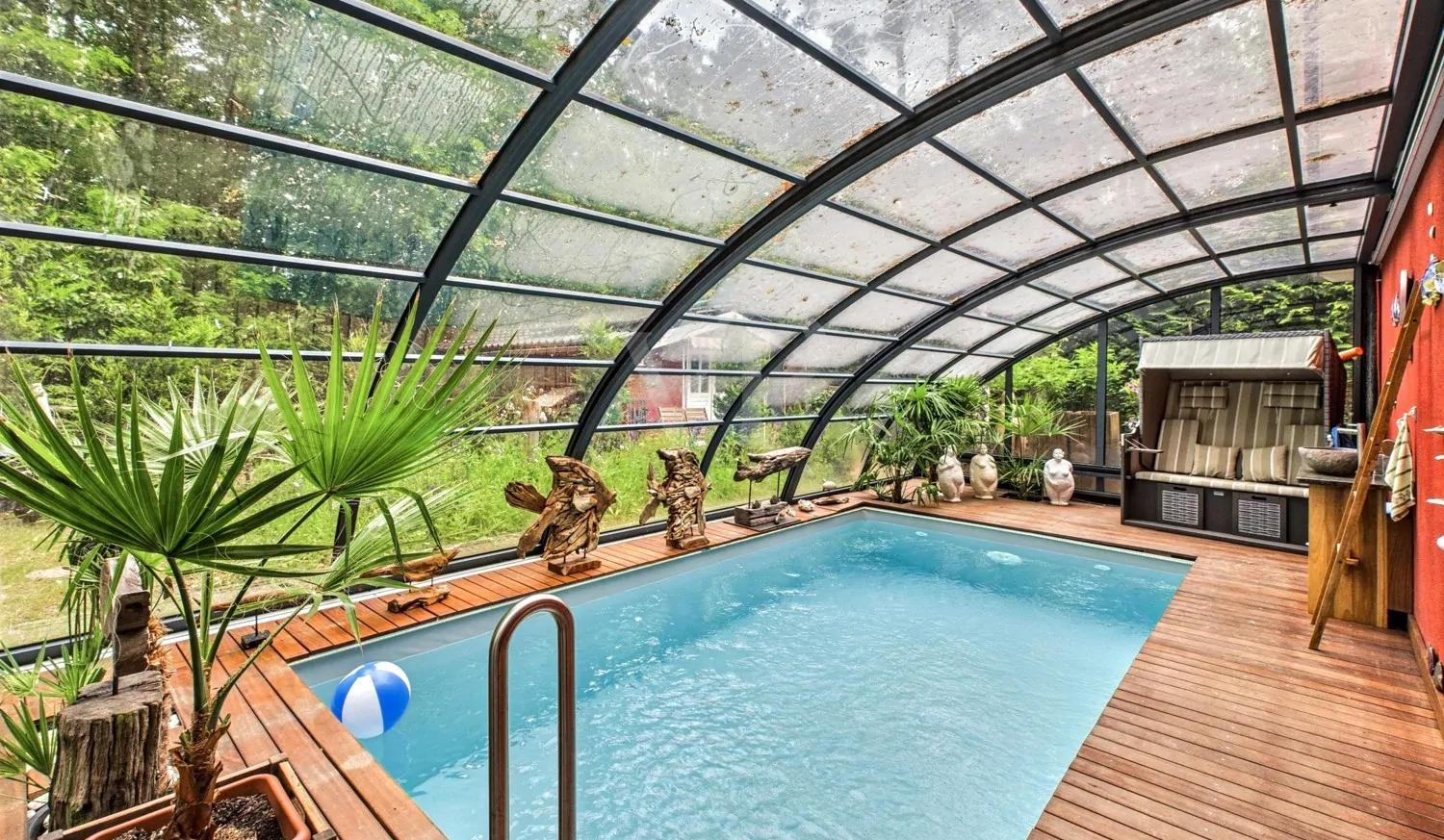 Überdachter und beheizter Pool mit Gegenstromanlage