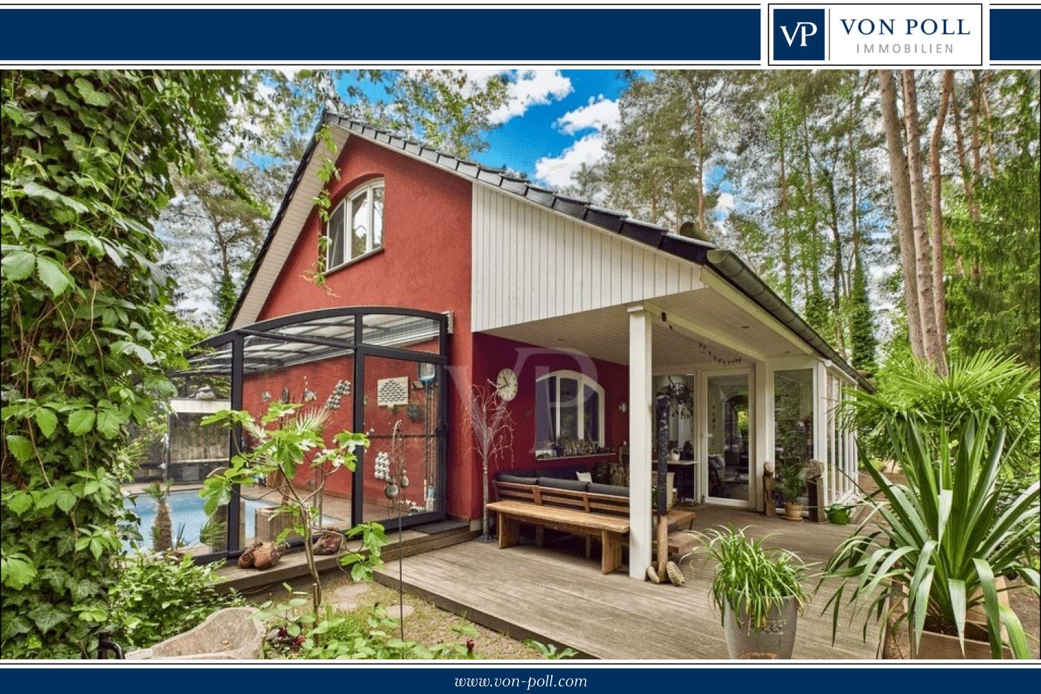 Hausrückansicht mit überdachtem Pool und überdachter Terrasse