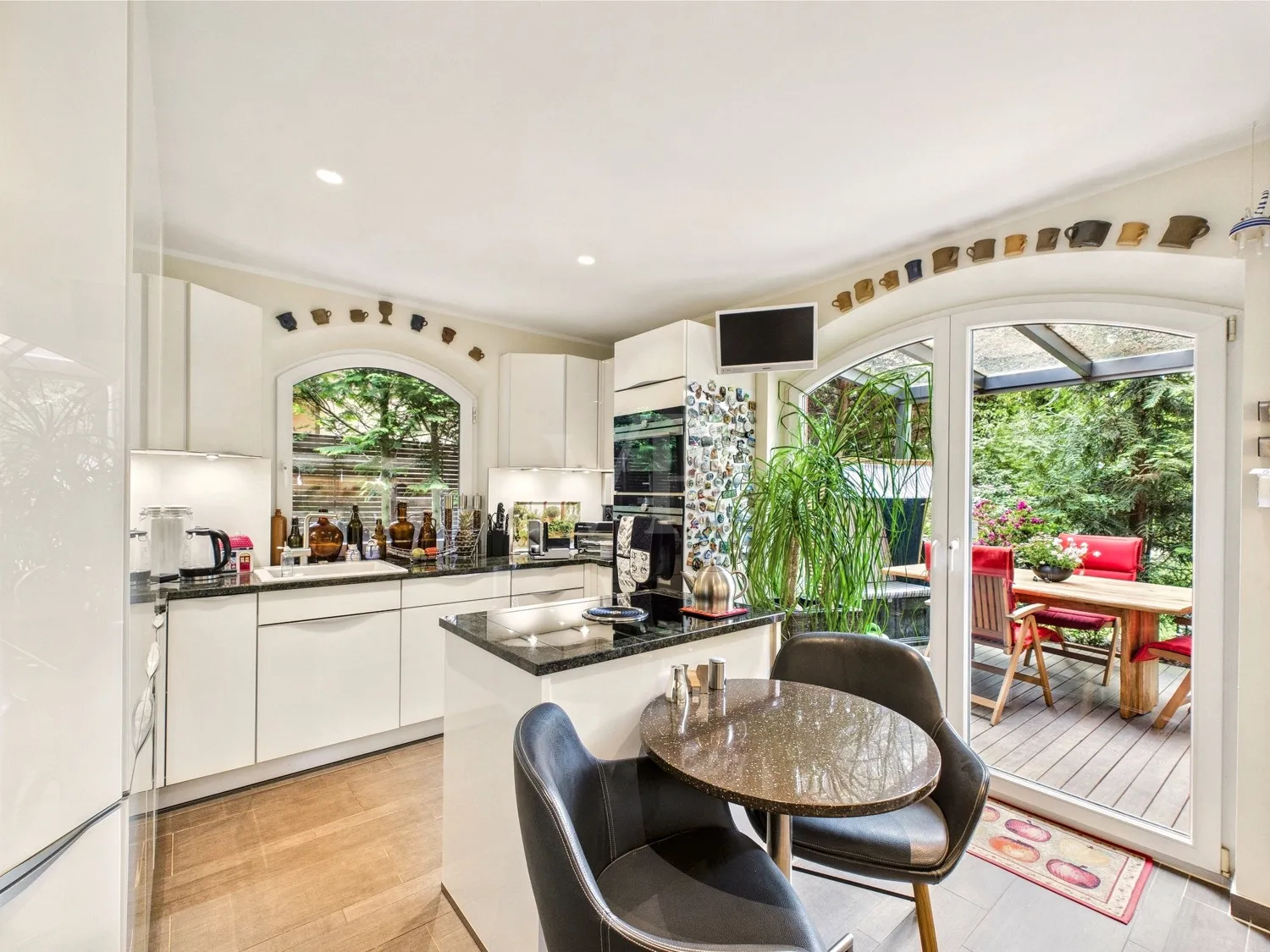 Küche mit Zugang zur Süd-Terrasse