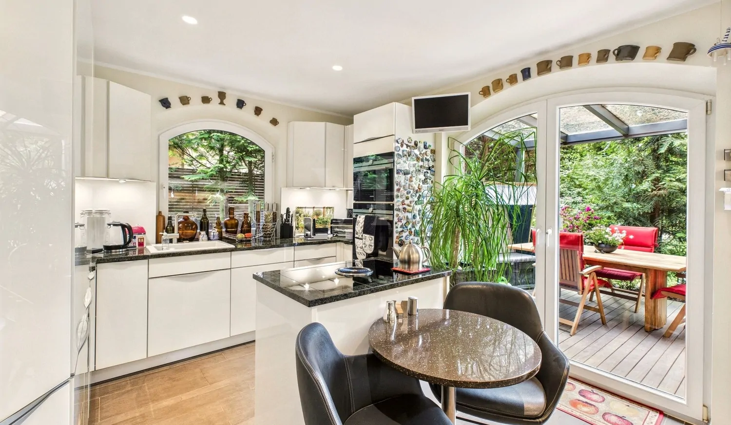 Küche mit Zugang zur Süd-Terrasse