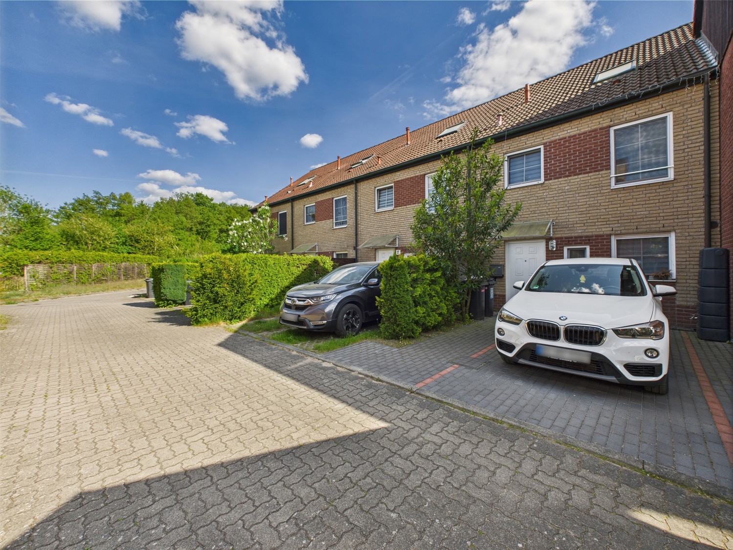 Auffahrt mit Anliegerstraße