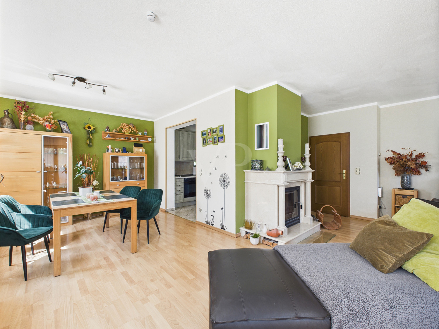 Offener Wohn- Essbereich mit Kamin und Austritt zur Terrasse