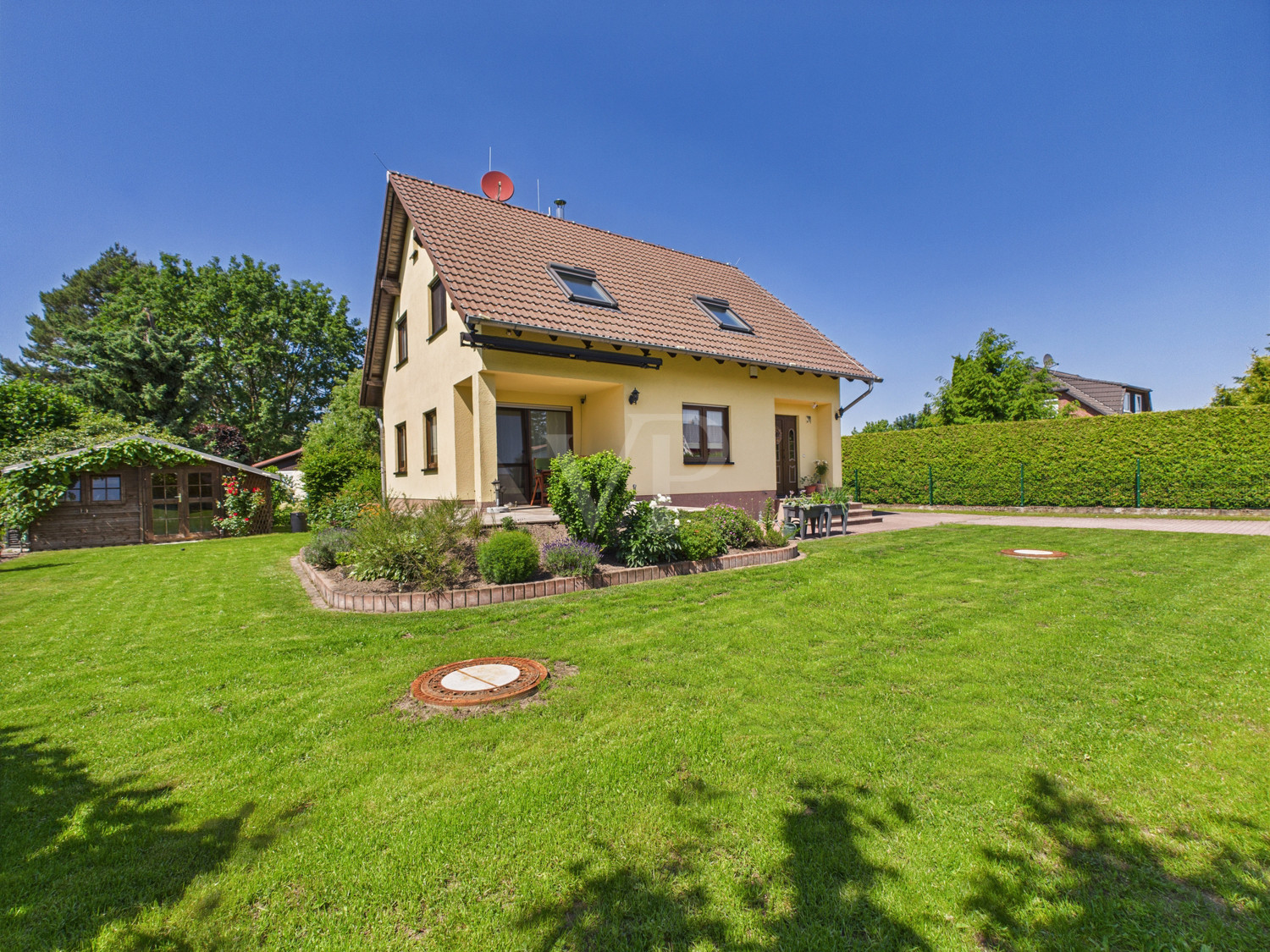 Großzügiger, gepflegter Gartenbereich mit Blick zur Terrasse