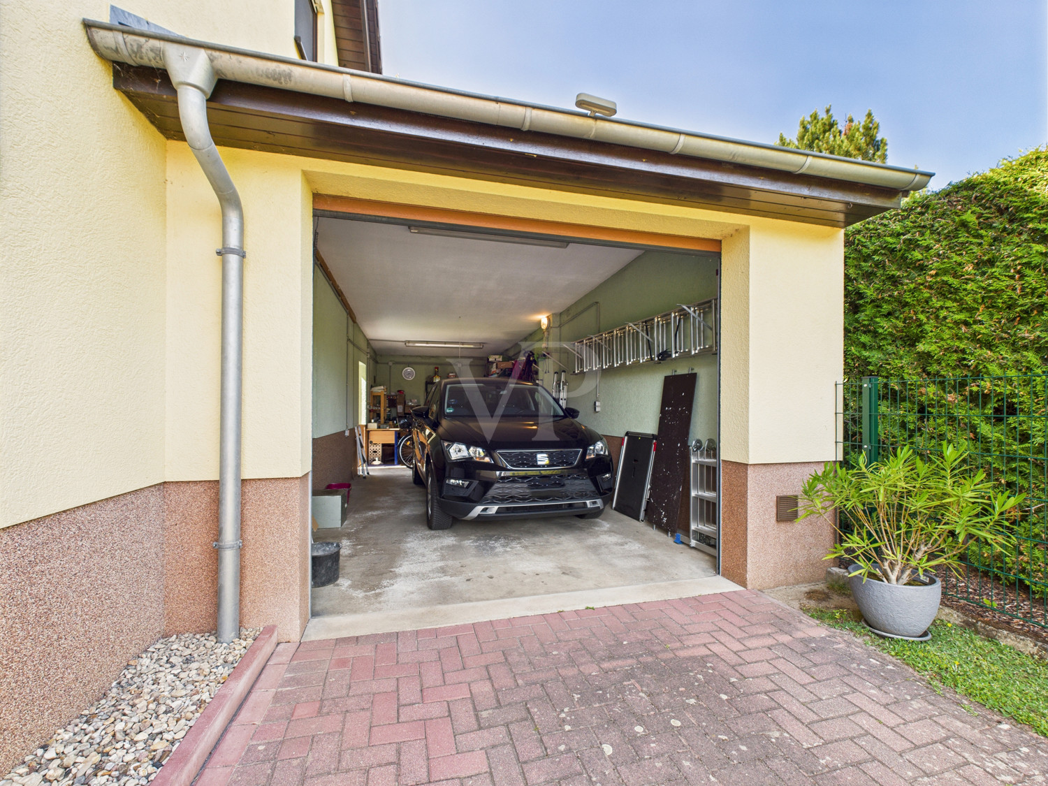 Massive Garage mit direktem Zugang zum Haus und elektrischem Tor