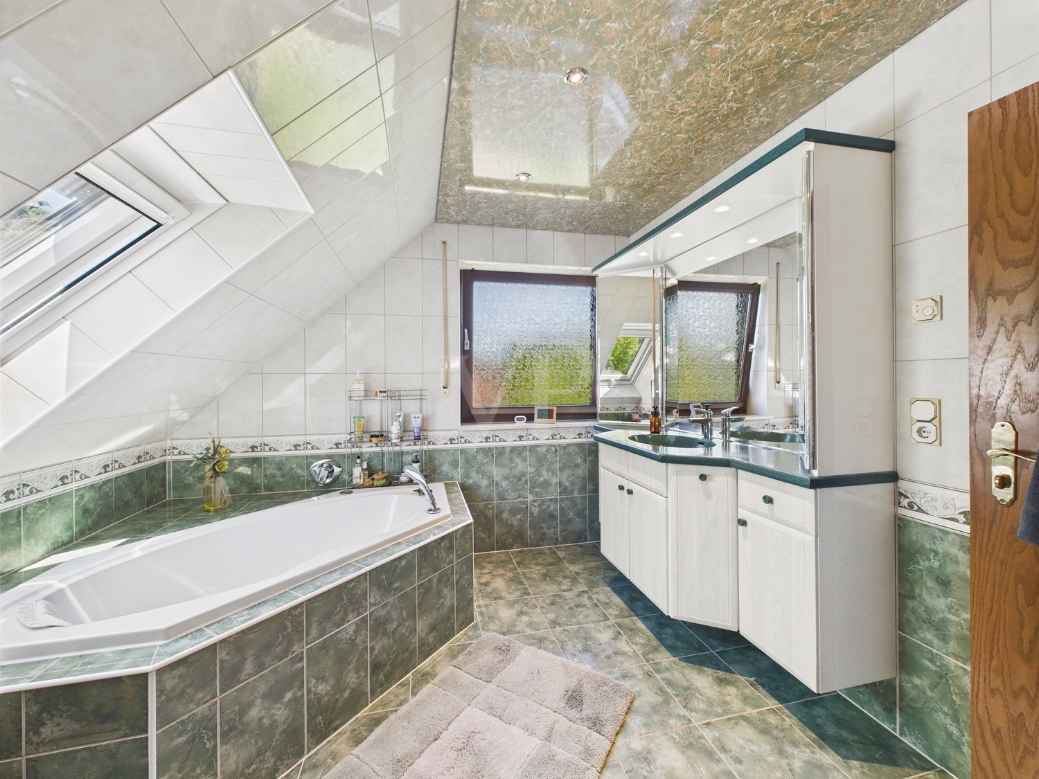 Masterbad mit Wanne und Dusche im Obergeschoss