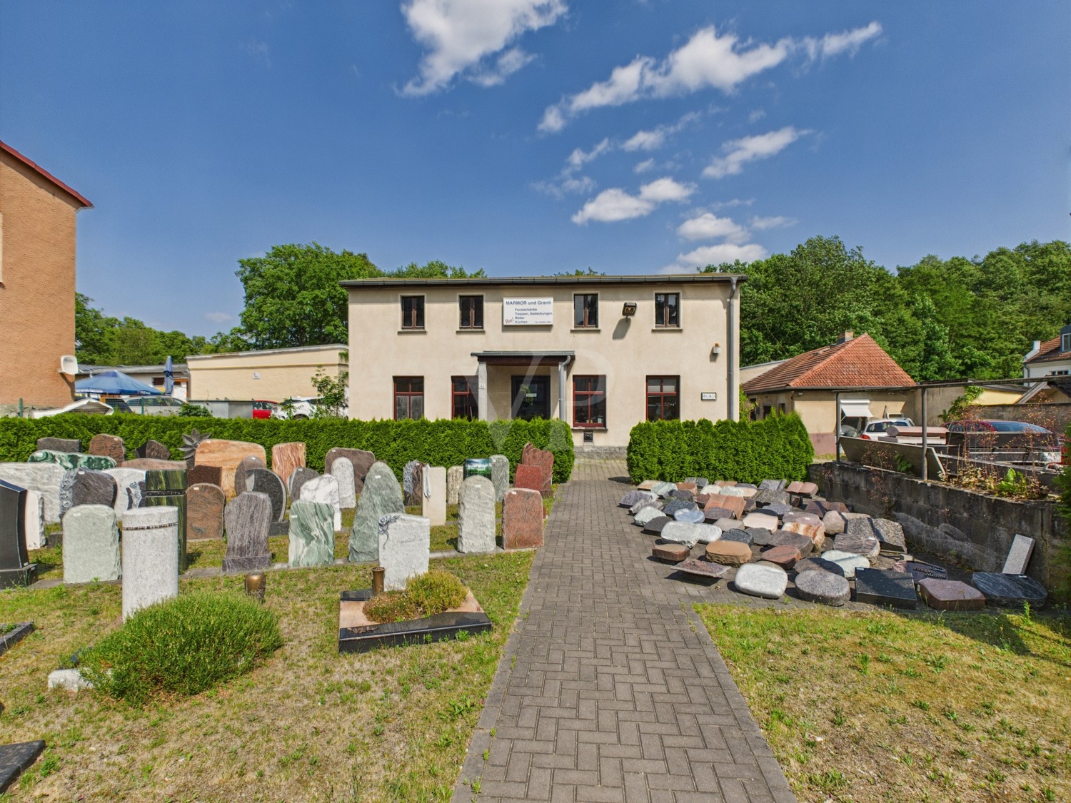 Grundstücksansicht mit alten Bestandsgebäude
