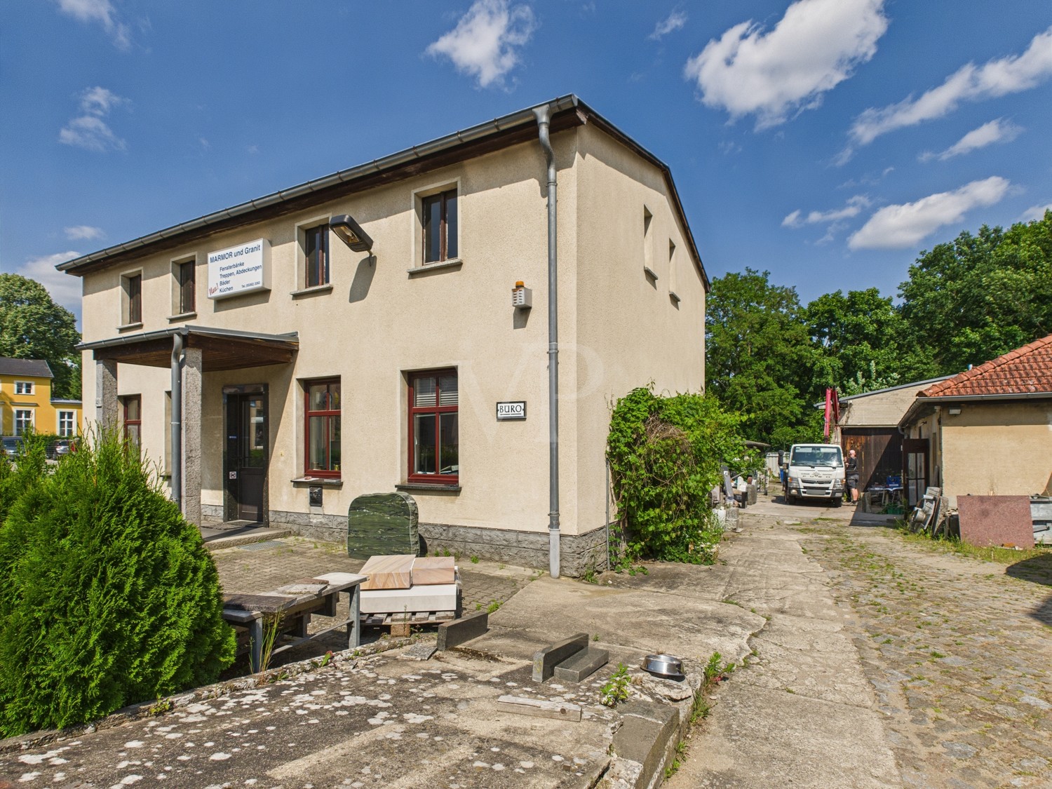 Grundstücksansicht mit alten Bestandsgebäude