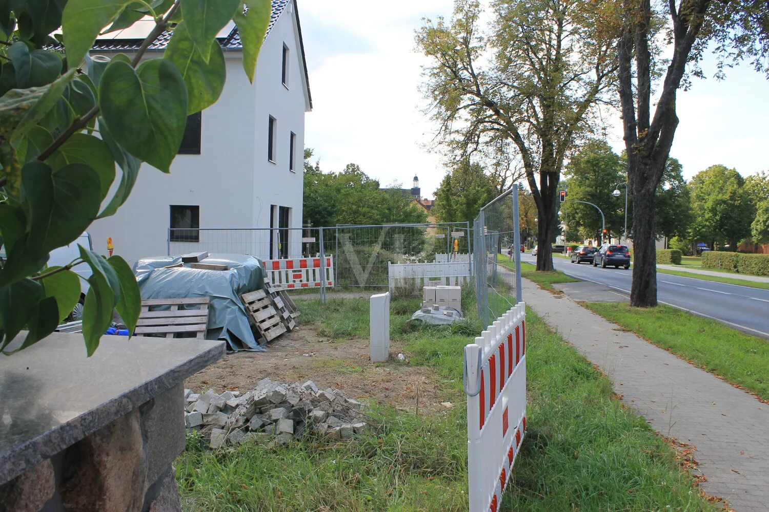 Straßenfront von links