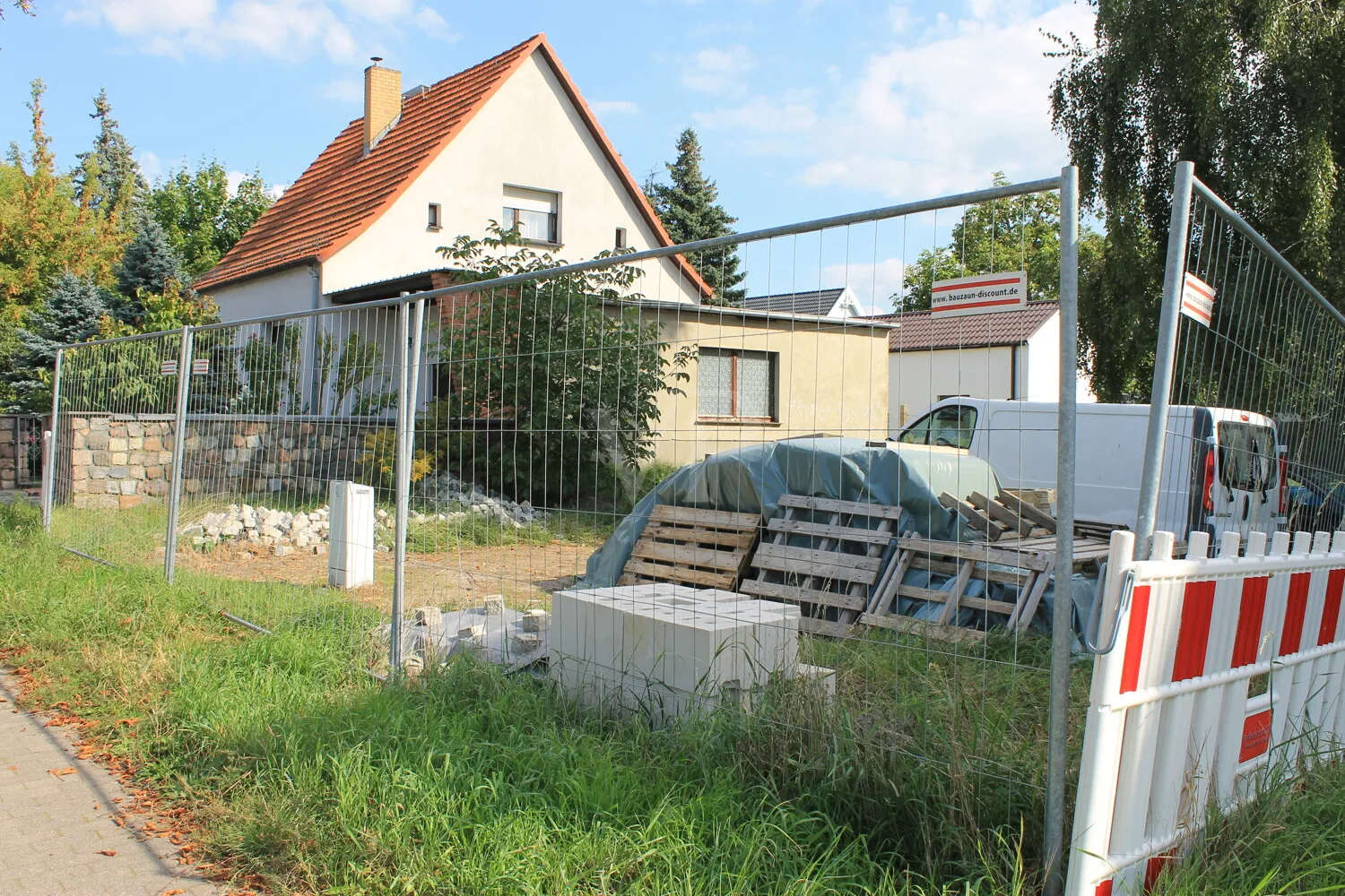 Straßenfront von rechts