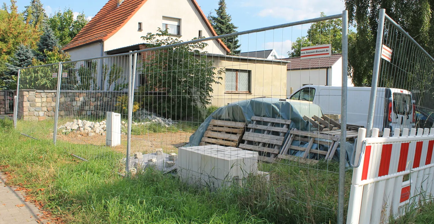 Straßenfront von rechts