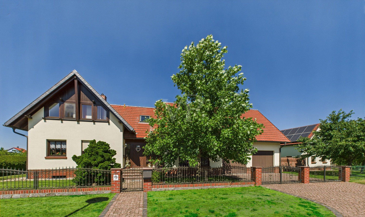 Straßenansicht Haus mit Doppelgarage