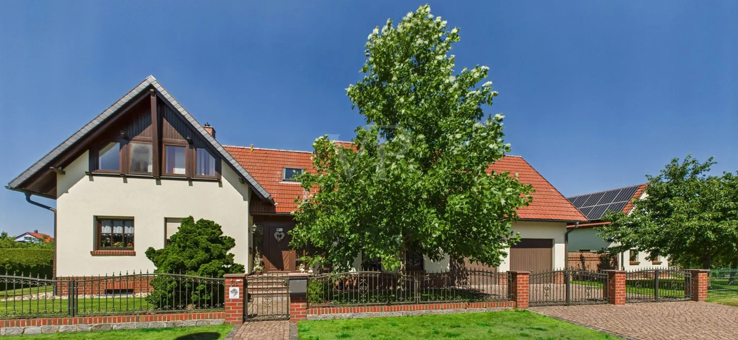 Straßenansicht Haus mit Doppelgarage