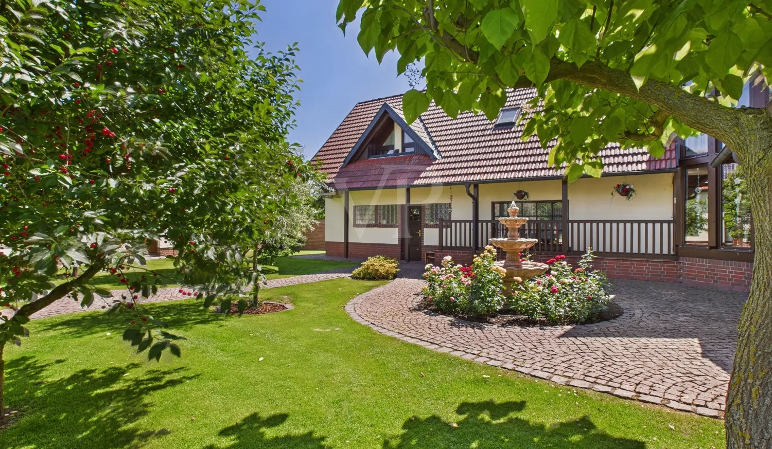 Blick in den gepflegten Innenhof mit Gartenbrunnen
