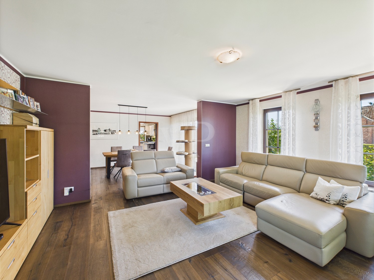 Wohnzimmer mit Durchgang zur Küche