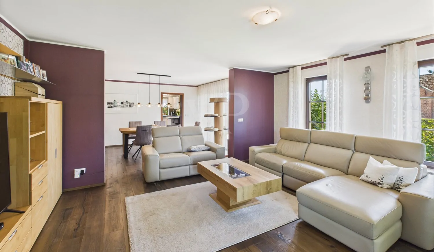 Wohnzimmer mit Durchgang zur Küche