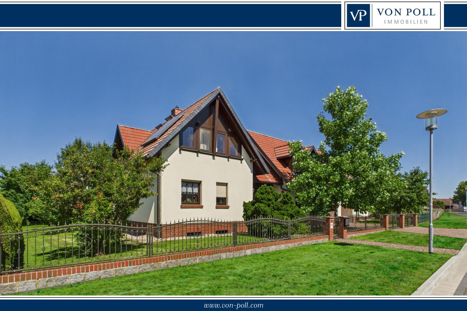 Blick von der Straße auf das Haus