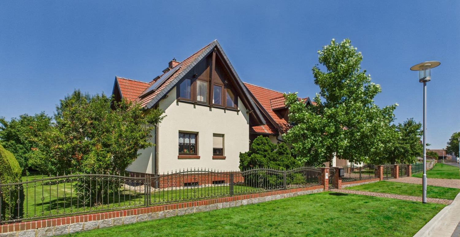 Blick von der Straße auf das Haus