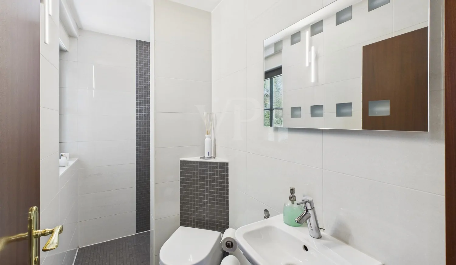 Gäste-WC mit Dusche im Erdgeschoss