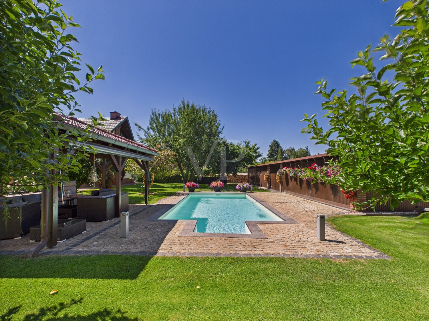 Großer Pool mit Warmwasserunterstützung
