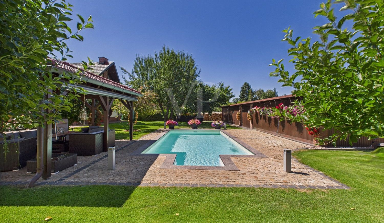 Großer Pool mit Warmwasserunterstützung