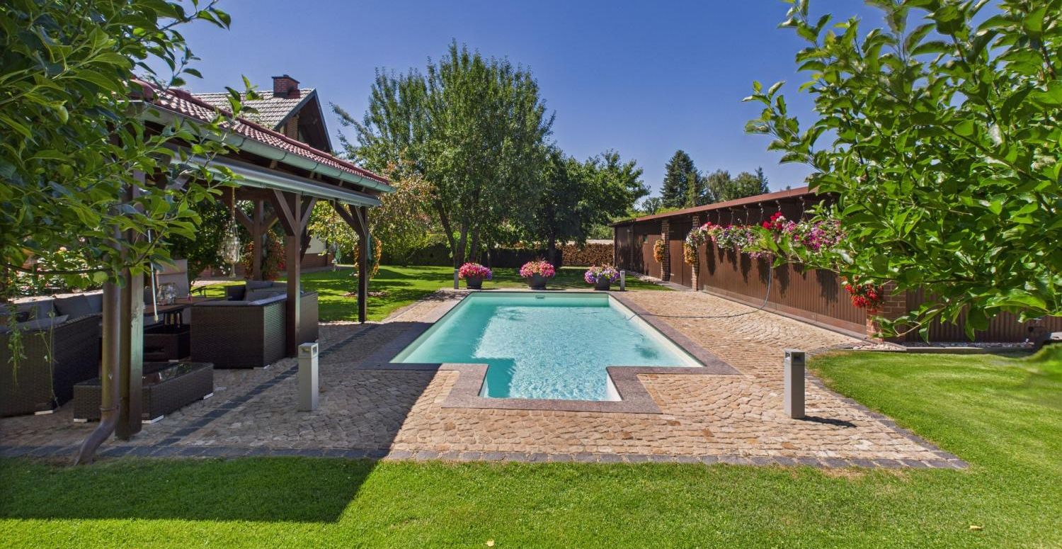 Gepflegte Pool- und Gartenanlage