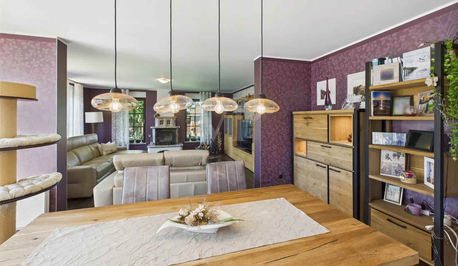 Wohn- und Esszimmer mit Kamin