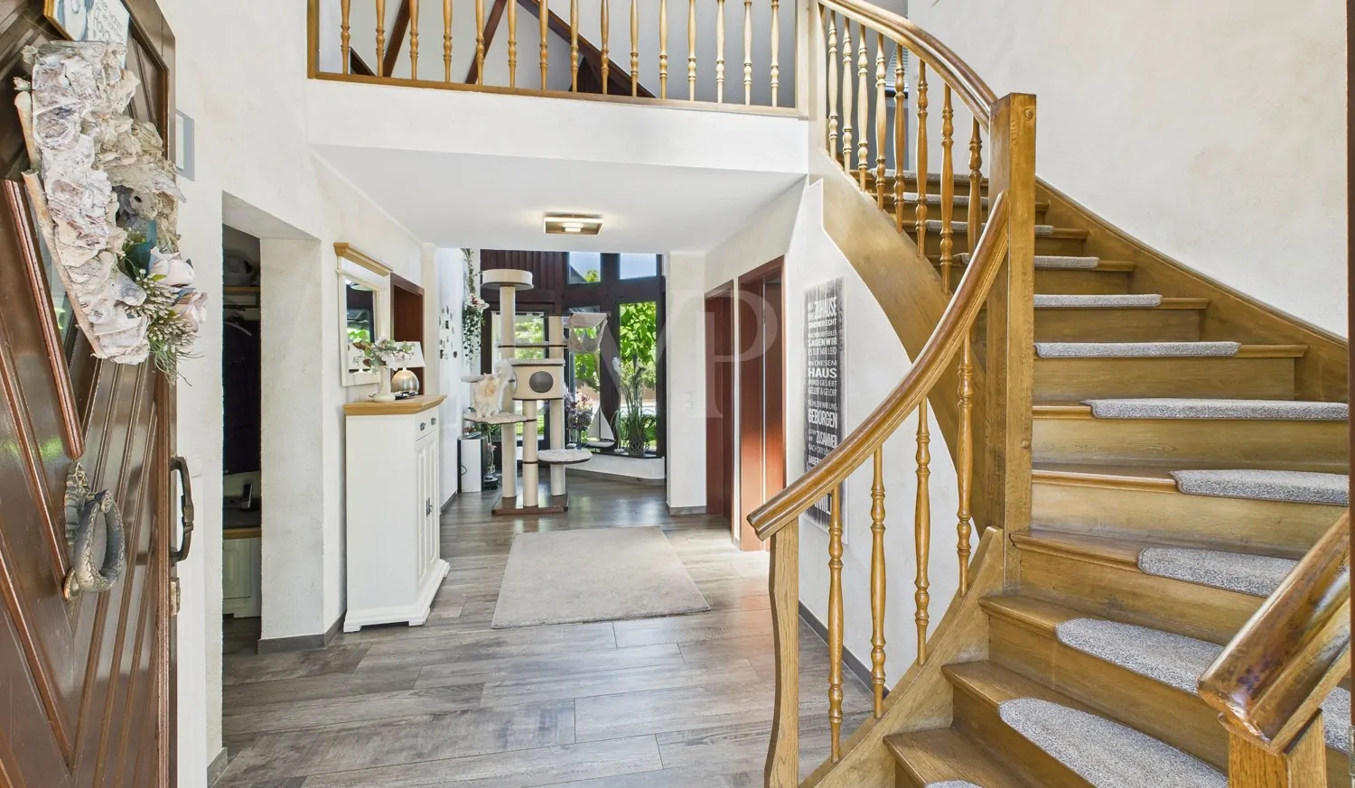 Großzügiges Entrée mit Galerie