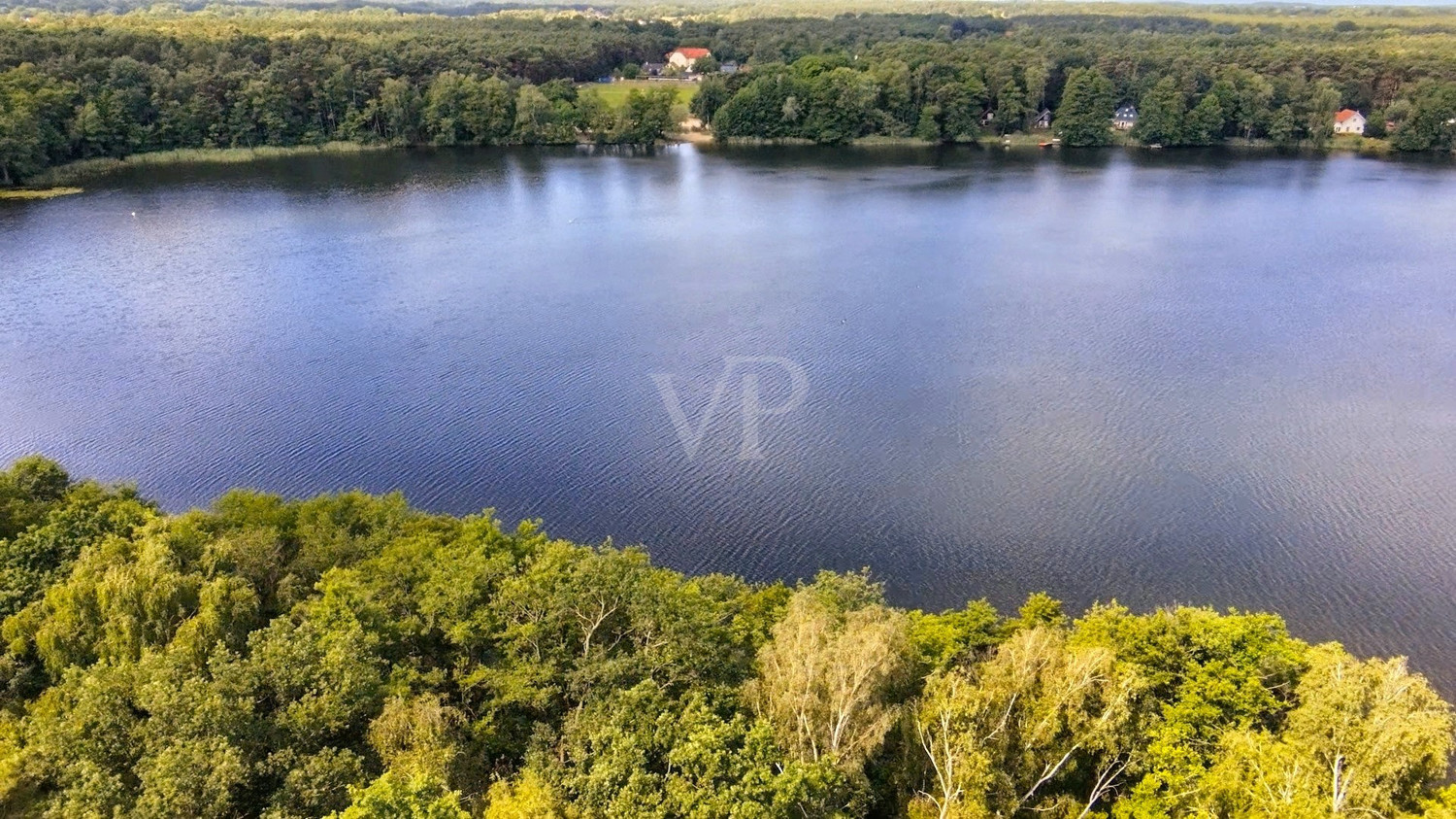 Drohnenaufnahme mit Blick auf den See