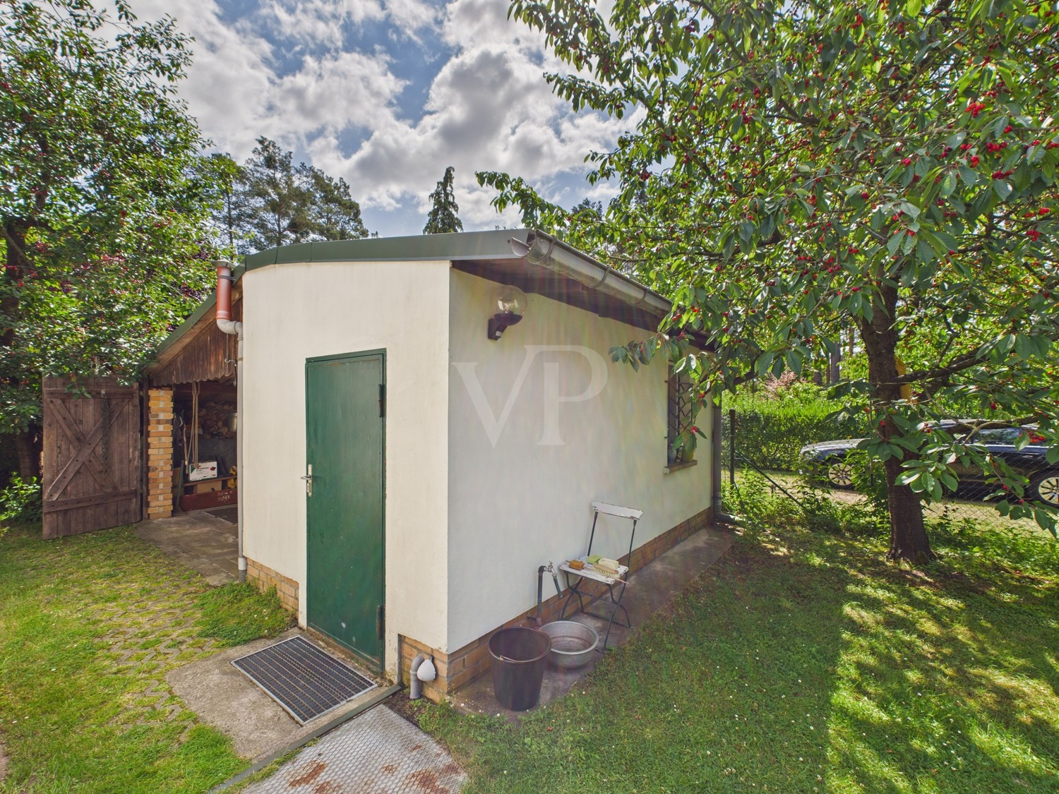 Nebengelass mit Carport