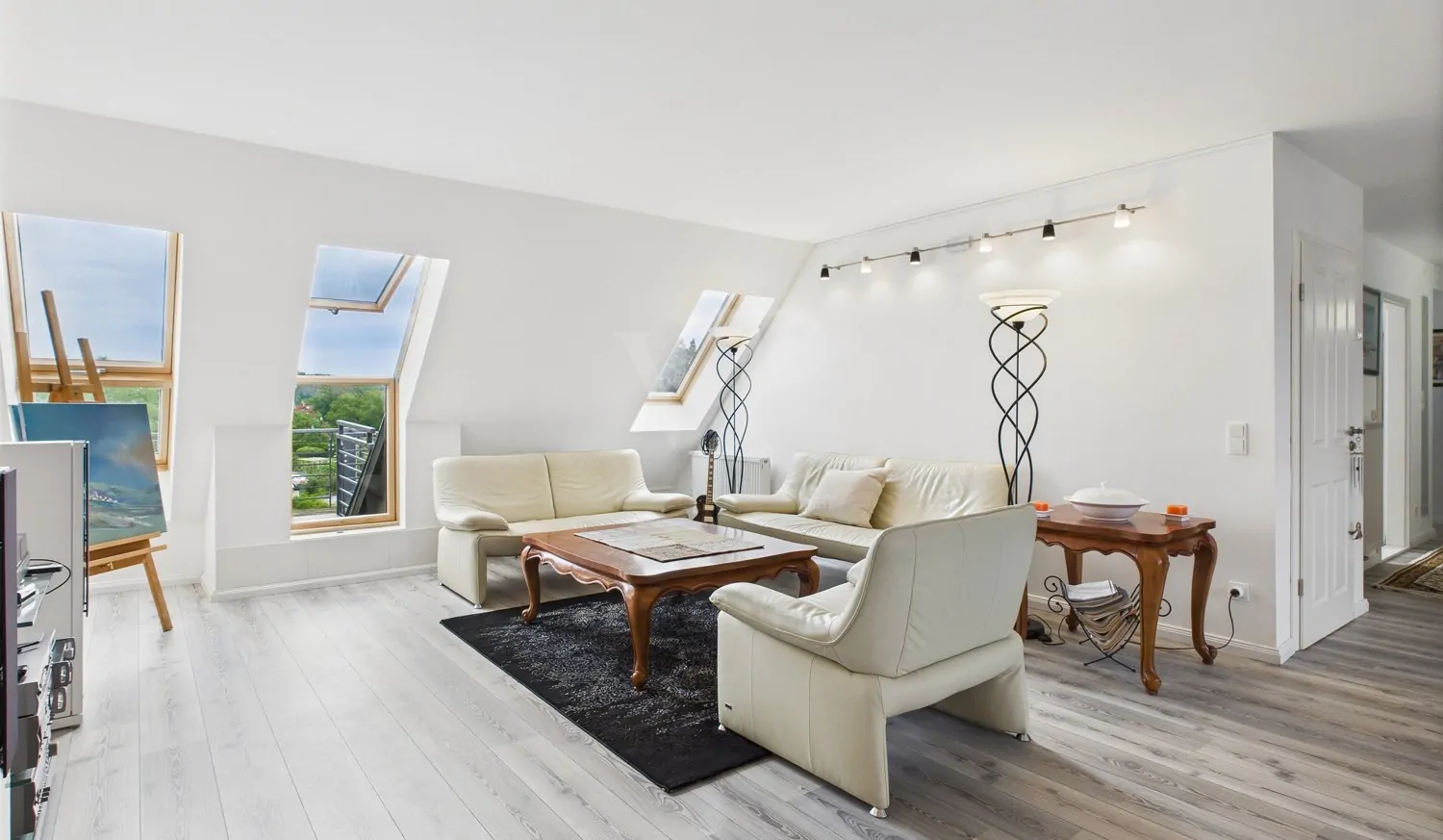 Wohnzimmer mit Zugang zum Balkon