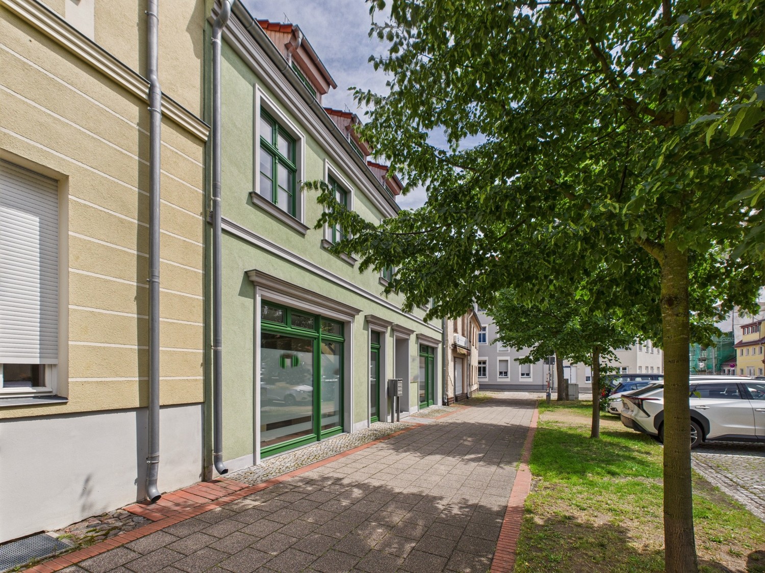 Blick auf die Parkplätze direkt vor dem Ladengeschäft