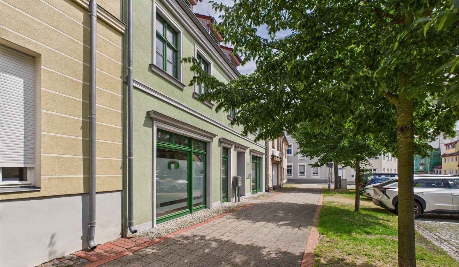 Blick auf die Parkplätze direkt vor dem Ladengeschäft