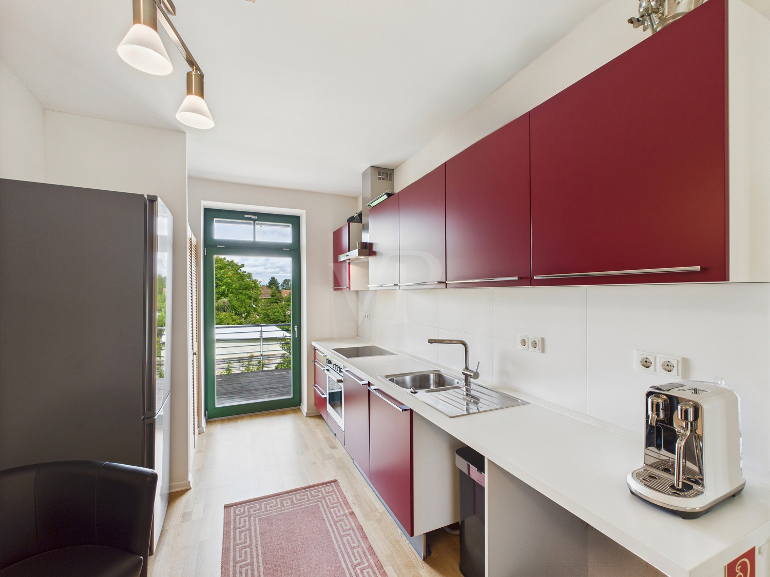 Hochwertige Küche mit Balkon