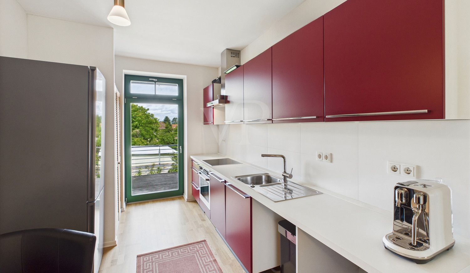 Hochwertige Küche mit Balkon